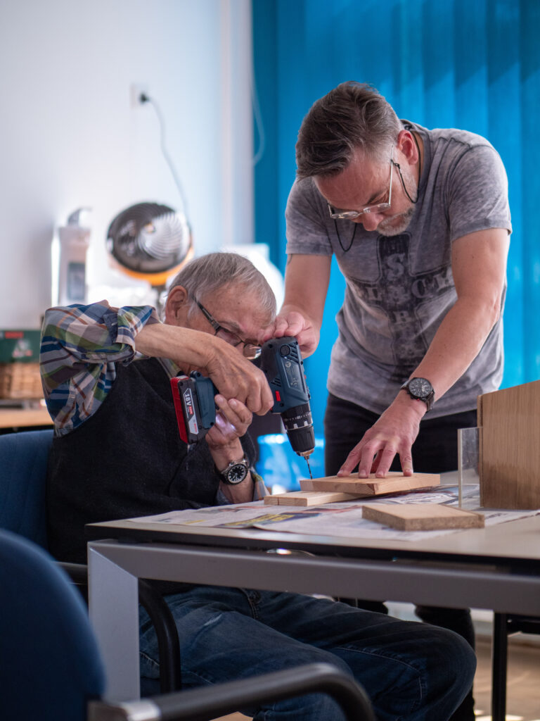 Gast baut ein Vogelhaus